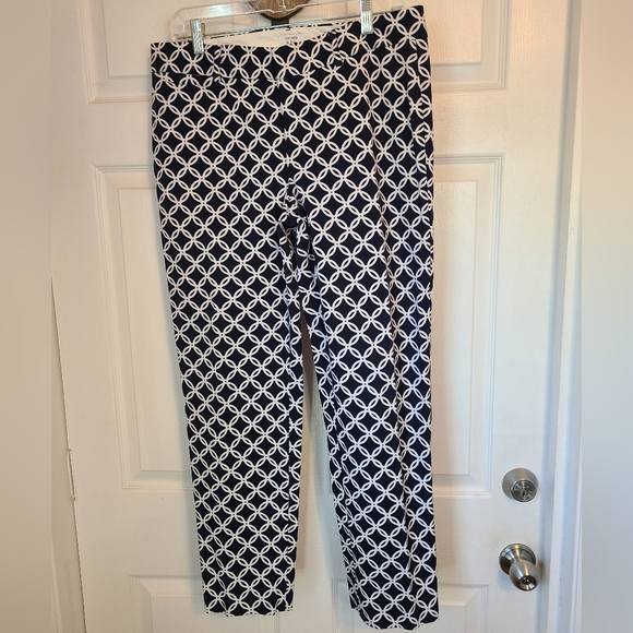 Crown & Ivy Woman's Pants, Size: 10 Color: Black w/ pattern - Picture 3 of 12